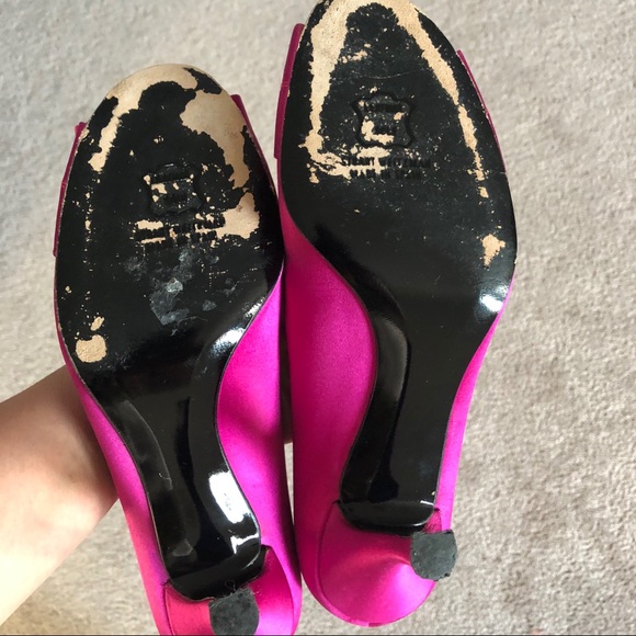 Stuart Weitzman Bow Satin Heels - Picture 3 of 3